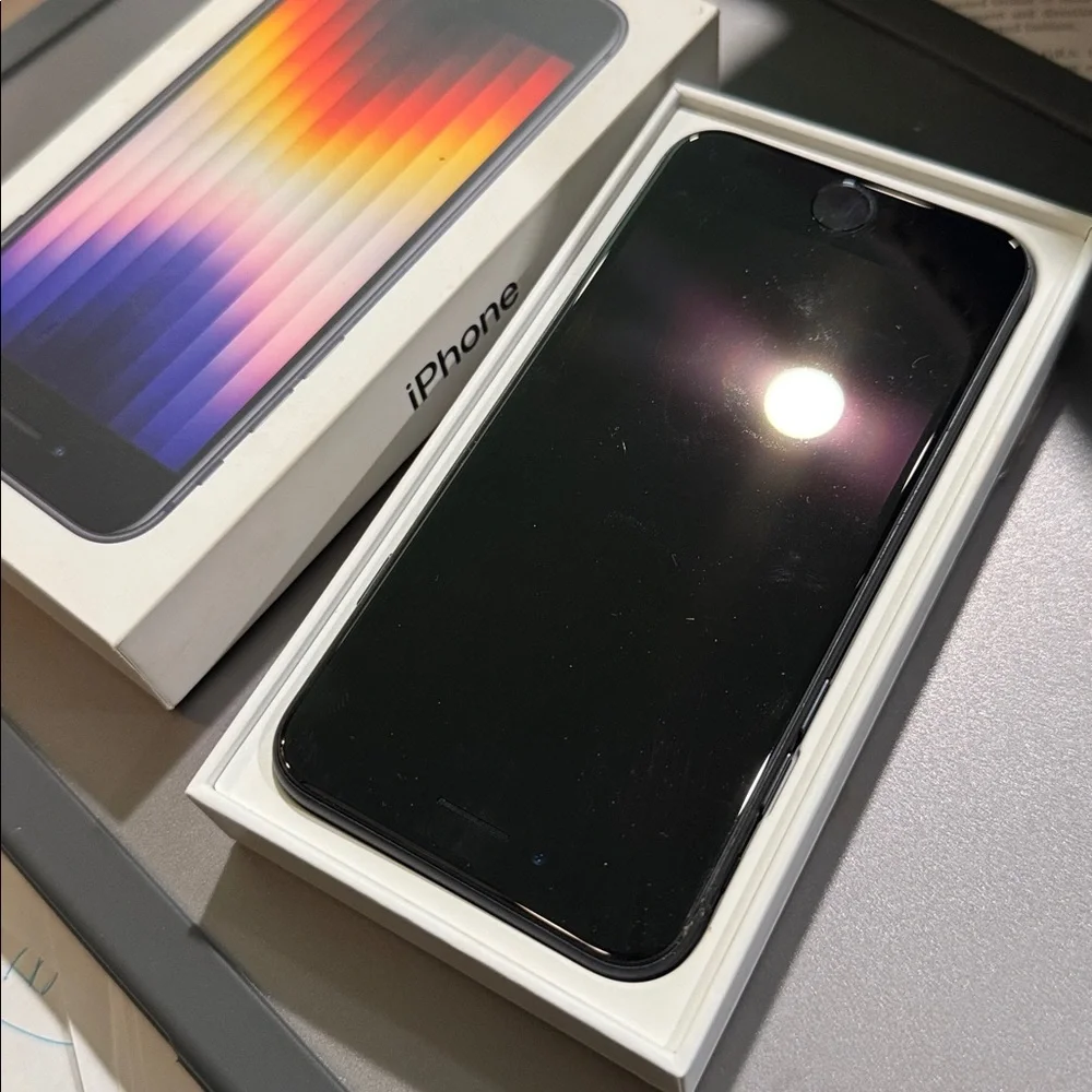 Apple iPhone SE - Prepaid Phone - Total Wireless | Verizon | Tracphone (3rd Gen)
